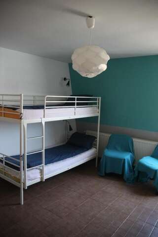 Хостелы Retro Hostel Клуж-Напока Односпальная кровать в общем номере (для 6 взрослых) с общей ванной комнатой-4