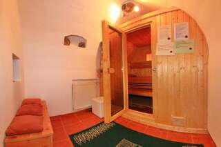 Хостелы Retro Hostel Клуж-Напока Односпальная кровать в общем номере (для 6 взрослых) с общей ванной комнатой-23